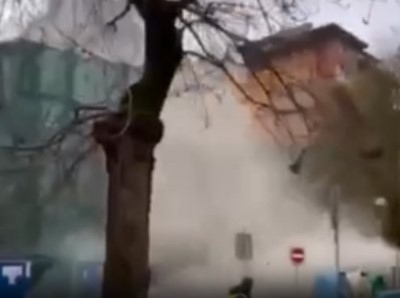 Фасада на сграда се срути върху улица Асен Златаров в